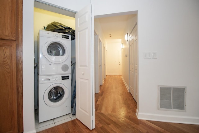 1500 S Halsted St Unit 1B, Chicago, IL 60607 - laundry room featuring stacked washer / drying machine, light wood finished floors, and baseboards