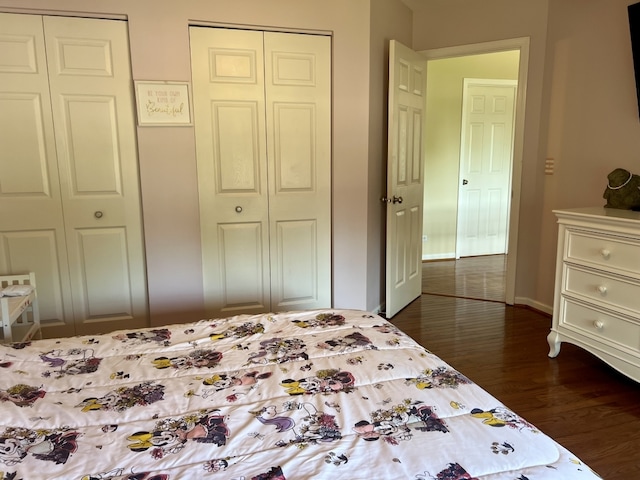 7 Ivy Ct, South Elgin, IL 60177 - bedroom featuring wood finished floors and baseboards