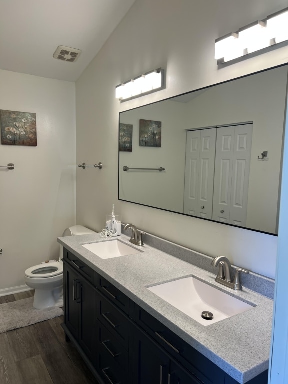 7 Ivy Ct, South Elgin, IL 60177 - full bath featuring wood finished floors and double vanity