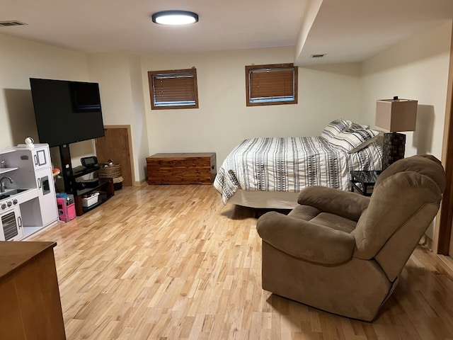 7 Ivy Ct, South Elgin, IL 60177 - bedroom featuring light wood-style floors