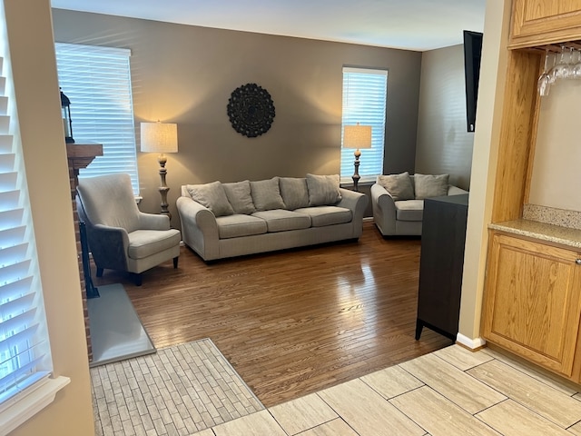 7 Ivy Ct, South Elgin, IL 60177 - living area featuring light wood finished floors