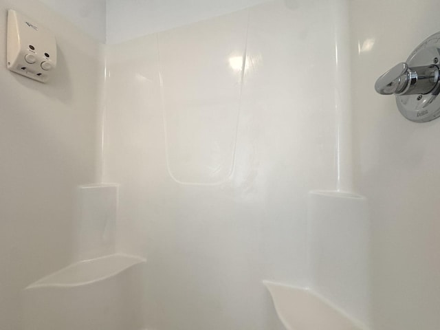 350 Centerpoint Dr N, Bourbonnais, IL 60914 - full bathroom featuring a shower