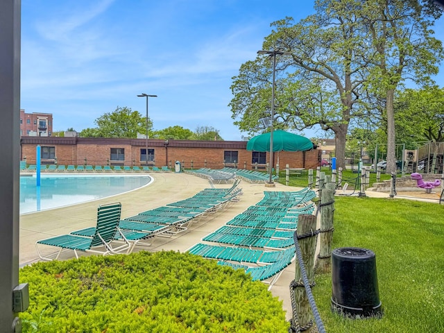 39 W Conti Pkwy Unit 2N, Elmwood Park, IL 60707 - surrounding community with a swimming pool and a lawn