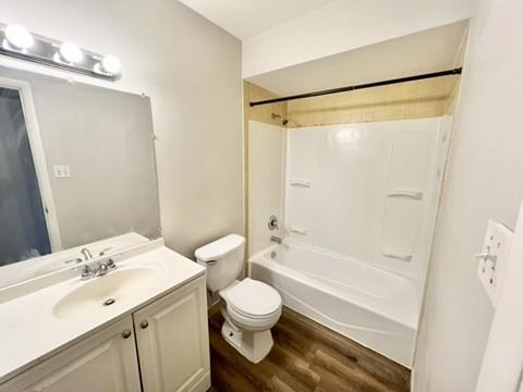 807 Violet Ln, Matteson, IL 60443 - bathroom with wood finished floors, toilet, vanity, and  shower combination