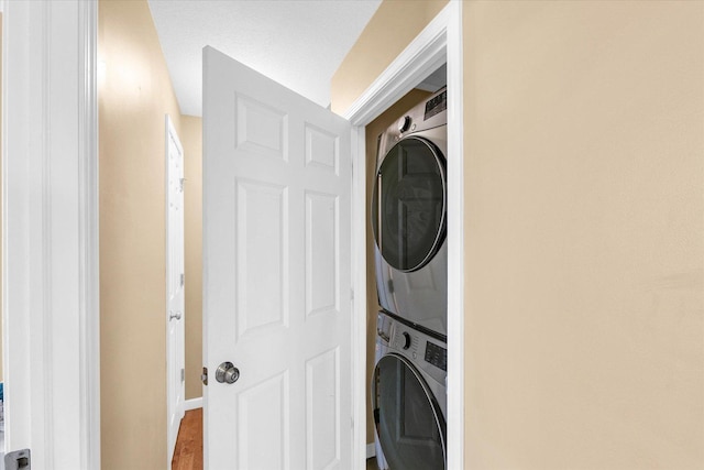 1321 W Ridge Ln, Champaign, IL 61822 - laundry room featuring stacked washer / dryer