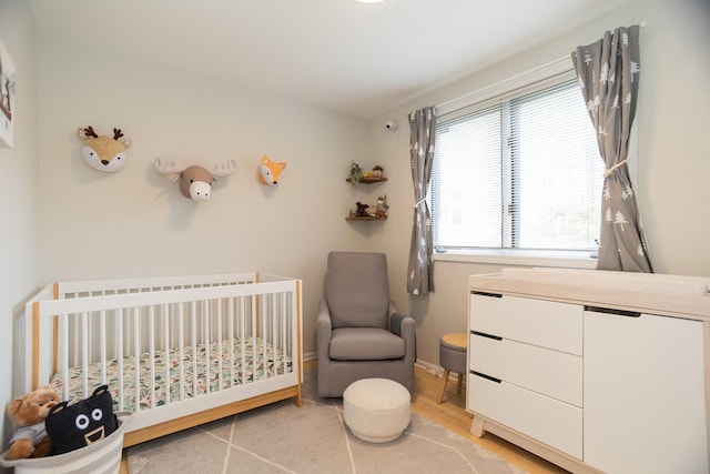 919 W Leland Ave Unit F, Chicago, IL 60640 - bedroom featuring a nursery area and baseboards