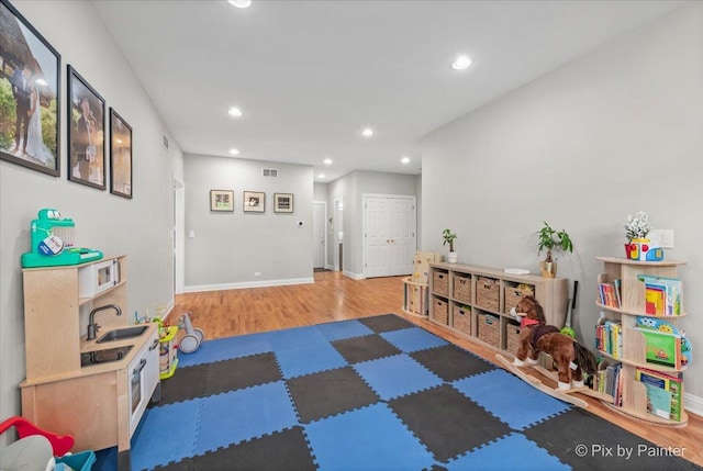 7530 Inverway Dr, Lakewood, IL 60014 - game room with wood finished floors, recessed lighting, and baseboards