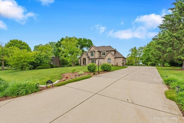 7530 Inverway Dr, Lakewood, IL 60014 - traditional-style house featuring a front lawn