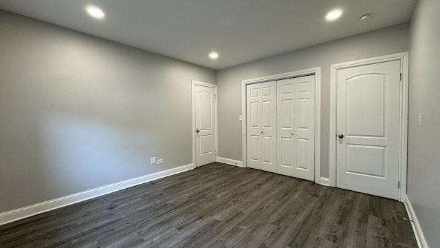 8210 Elmwood Ave Unit 106, Skokie, IL 60077 - unfurnished bedroom with dark wood-style flooring, baseboards, recessed lighting, and a closet