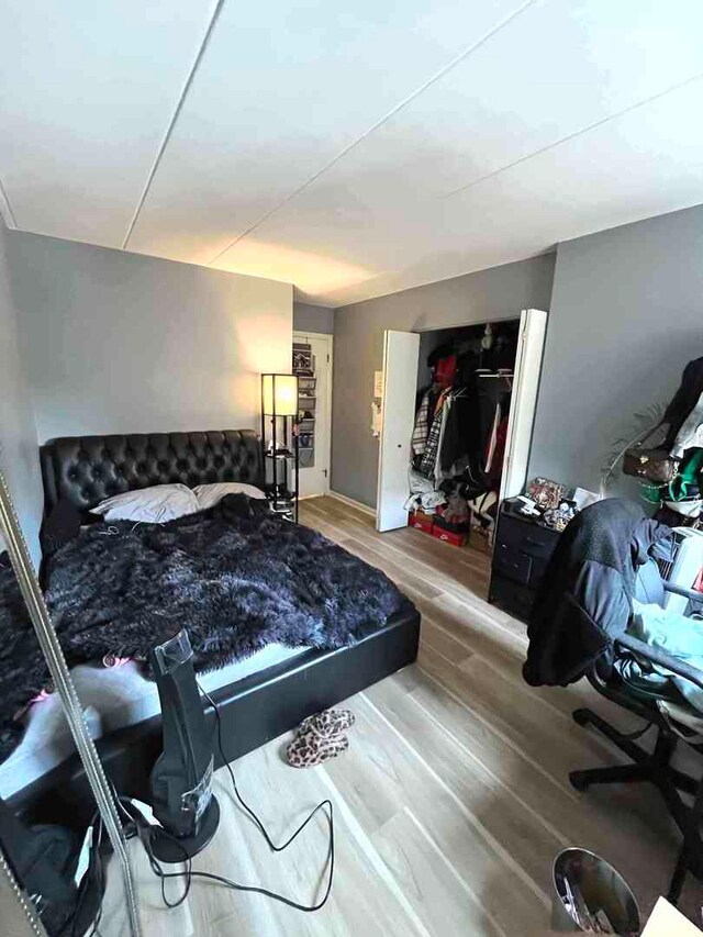 900 S River Rd Unit 3A, Des Plaines, IL 60016 - bathroom with wood finished floors, vanity, backsplash, and baseboards