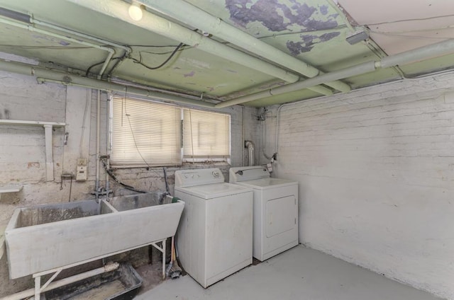 6834 S Rockwell St, Chicago, IL 60629 - laundry area featuring independent washer and dryer and a sink