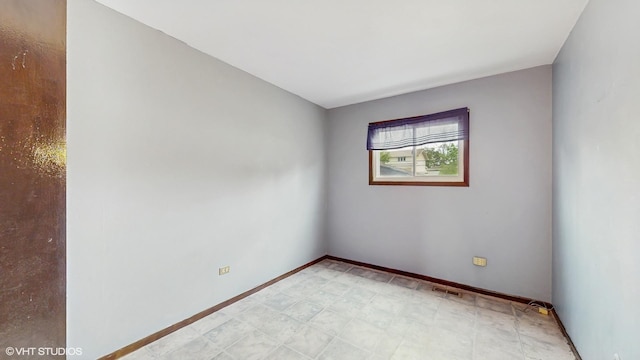 959 S Fern Ave, Elmhurst, IL 60126 - unfurnished room featuring baseboards and light floors