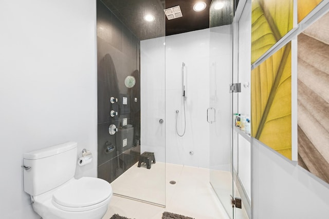 919 N Larrabee St Unit 3N, Chicago, IL 60610 - bathroom featuring a shower with door, toilet, and recessed lighting