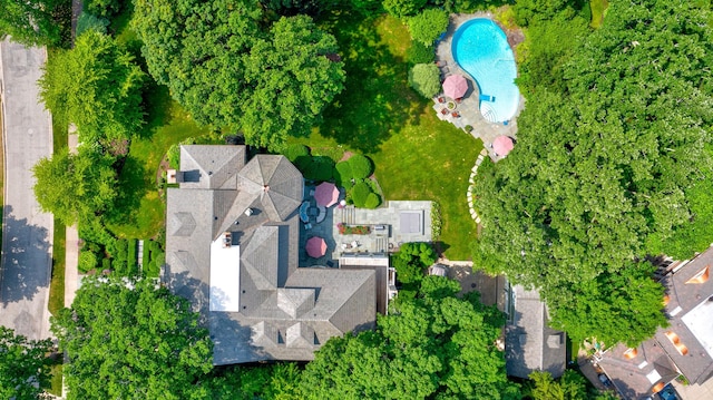 drone / aerial view of a pool