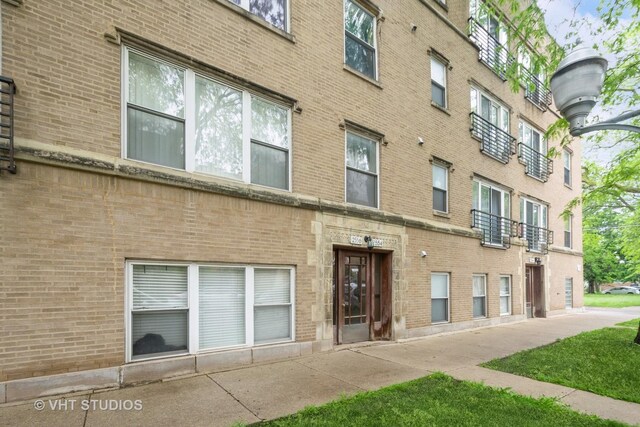 2556 W Rosemont Ave Unit 1, Chicago, IL 60659 - photo 2