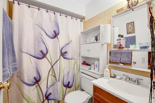 10701 S Keating Ave Unit 1C, Oak Lawn, IL 60453 - bathroom with vanity, toilet, and curtained shower