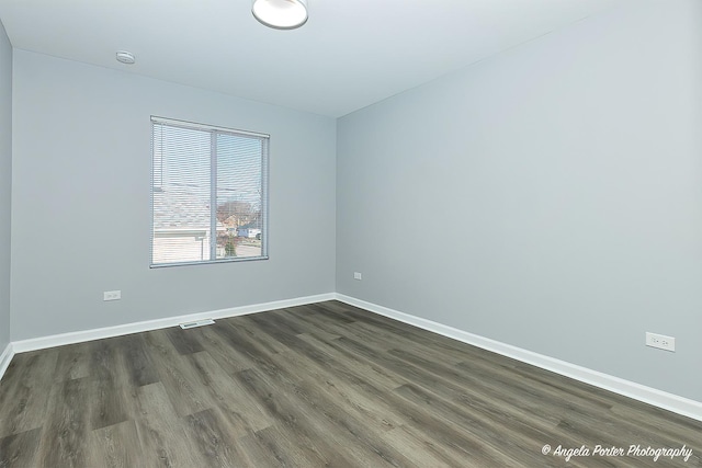 1802 11, Waukegan, IL 60085 - spare room featuring dark wood-type flooring, baseboards, and a smoke detector