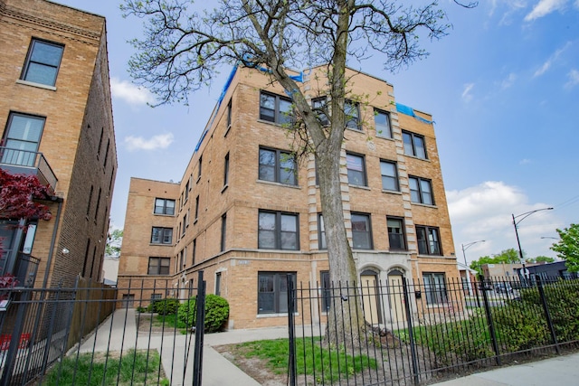 3441 W Grace St Unit G, Chicago, IL 60618 - view of property with a fenced front yard