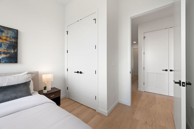 2354 W Farragut Ave Unit Ph-404, Chicago, IL 60625 - bedroom with light wood-type flooring and baseboards