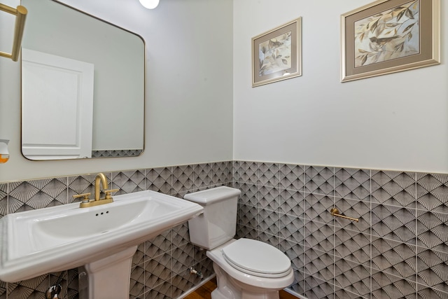 2615 Camden St, Geneva, IL 60134 - bathroom with tile walls, wainscoting, toilet, and a sink