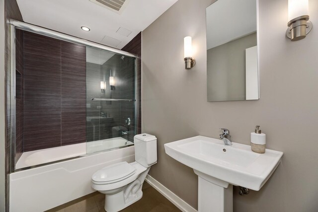 1570 Elmwood Ave Unit 910, Evanston, IL 60201 - full bathroom featuring toilet, shower / bath combination with glass door, baseboards, recessed lighting, and tile patterned flooring