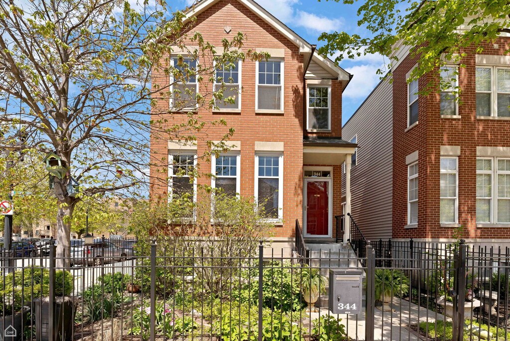 344 W Goethe Ave, Chicago, IL 60610 - photo 1