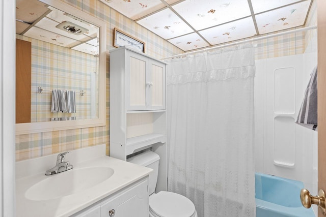 137 N Clark Dr, Palatine, IL 60074 - bathroom with wallpapered walls, toilet, vanity, and shower / tub combo with curtain