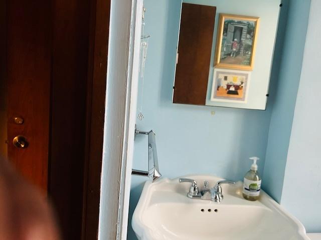 1607 183rd St, Homewood, IL 60430 - bathroom with a sink