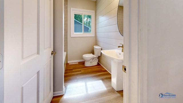 1510 Hillside Ln, Mchenry, IL 60051 - bathroom featuring wood finished floors, toilet, a tub, a sink, and baseboards