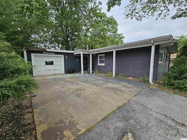 612 Edgewood Dr, Quincy, IL 62301 - single story home with an attached garage, concrete driveway, and brick siding