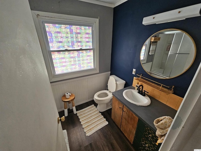 612 Edgewood Dr, Quincy, IL 62301 - full bath featuring wood finished floors, a wainscoted wall, a shower with door, toilet, and healthy amount of natural light