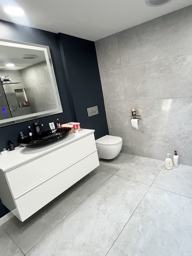 985 W Ct Unit D, Naperville, IL 60563 - bathroom featuring tile walls, vanity, and toilet