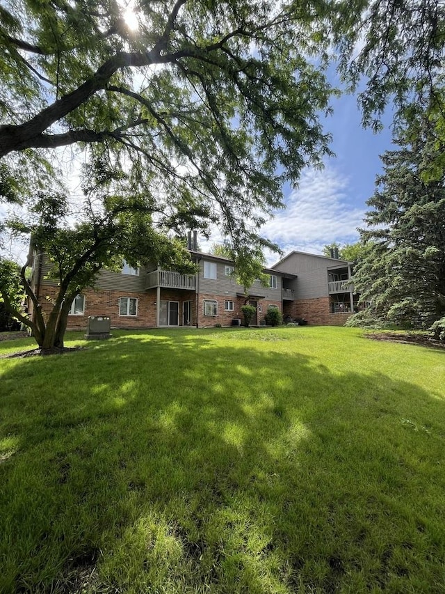 985 W Ct Unit D, Naperville, IL 60563 - view of grassy yard with central AC unit