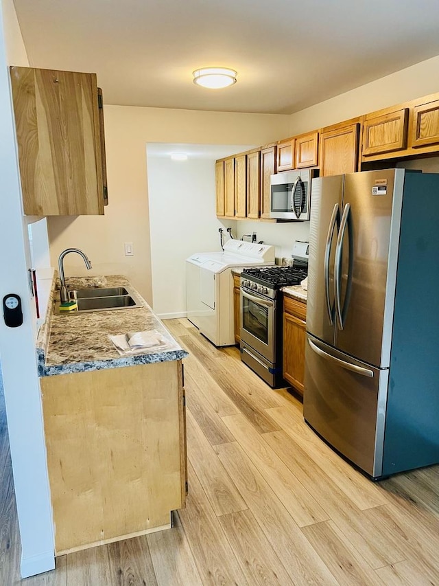 238 Chippewa Ct Unit D, Bolingbrook, IL 60440 - kitchen featuring stainless steel appliances, a sink, washing machine and clothes dryer, and light wood finished floors