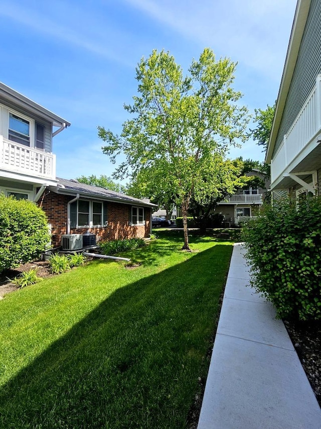 306 Milton Ct Unit B, Bloomingdale, IL 60108 - view of grassy yard
