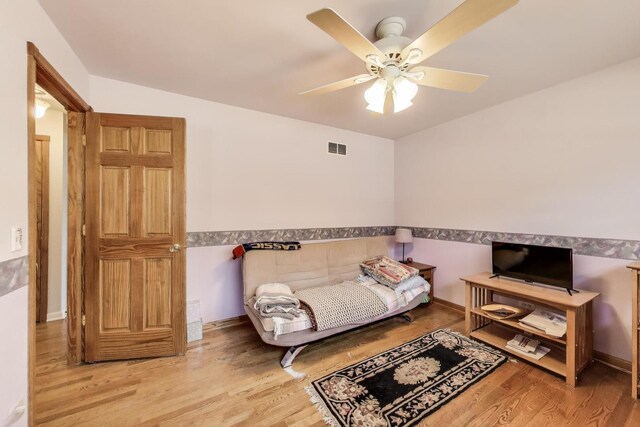 5560 W Ardmore Ave, Chicago, IL 60646 - sitting room with a ceiling fan and wood finished floors