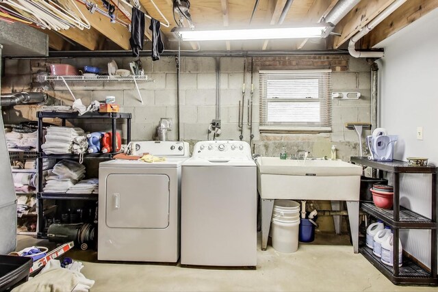5560 W Ardmore Ave, Chicago, IL 60646 - laundry room with independent washer and dryer and a sink