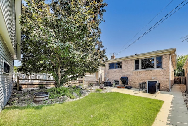 5560 W Ardmore Ave, Chicago, IL 60646 - view of yard featuring central AC