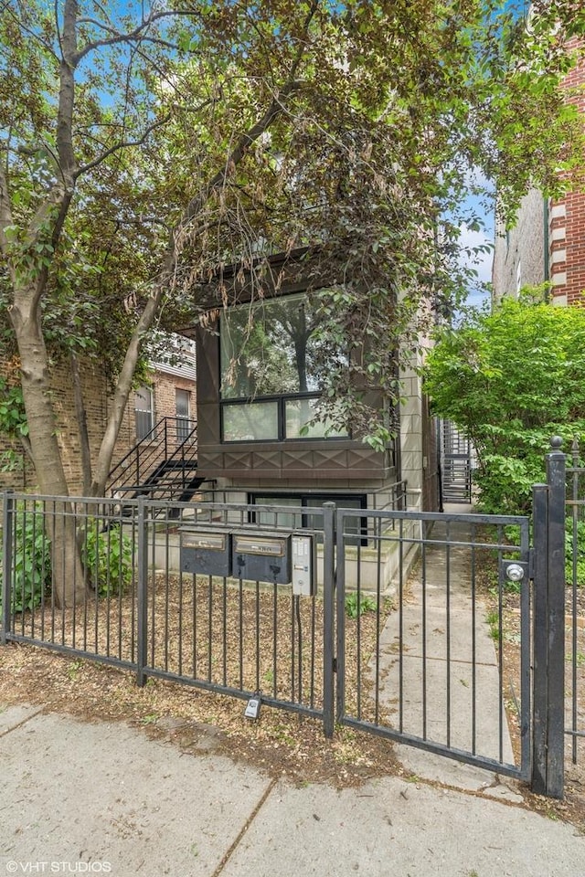 921 N Honore St Unit B, Chicago, IL 60622 - view of front of property with a fenced front yard and a gate