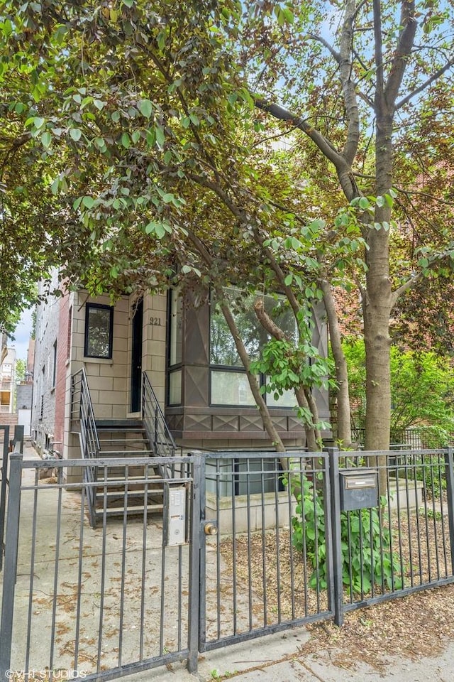 921 N Honore St Unit B, Chicago, IL 60622 - obstructed view of property featuring a gate and a fenced front yard