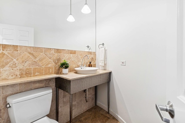 921 N Honore St Unit B, Chicago, IL 60622 - bathroom with a sink, toilet, and tasteful backsplash