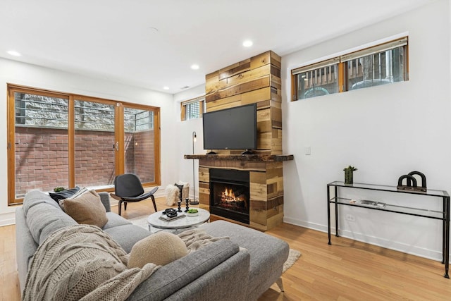 921 N Honore St Unit B, Chicago, IL 60622 - living area featuring light wood-style floors, a warm lit fireplace, recessed lighting, and baseboards