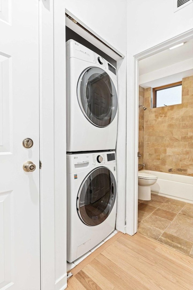 921 N Honore St Unit B, Chicago, IL 60622 - laundry area featuring stacked washer / dryer