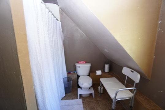 1711 S 4th St, Rockford, IL 61104 - full bath with toilet, tile patterned floors, and vaulted ceiling