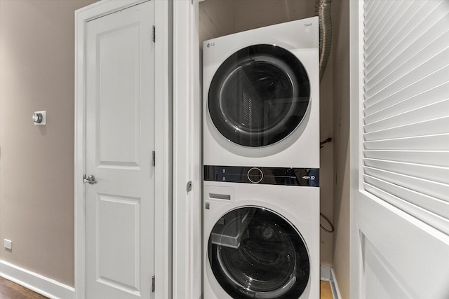 6 N May St Unit 403, Chicago, IL 60607 - laundry room with stacked washing machine and dryer and baseboards