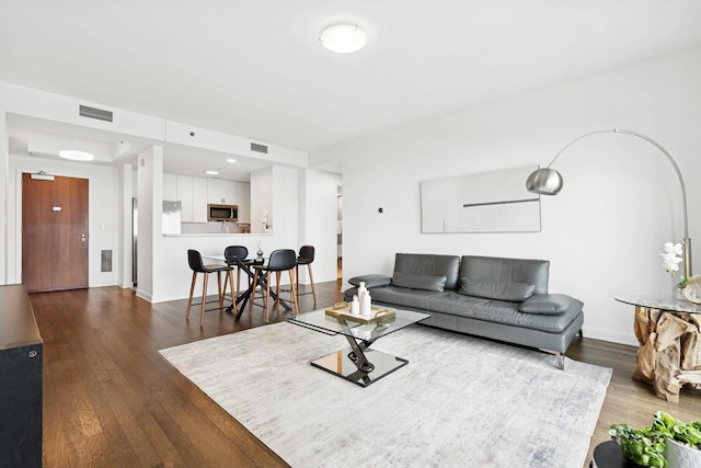 130 N Garland Ct Unit 2009, Chicago, IL 60602 - living room featuring wood finished floors and baseboards