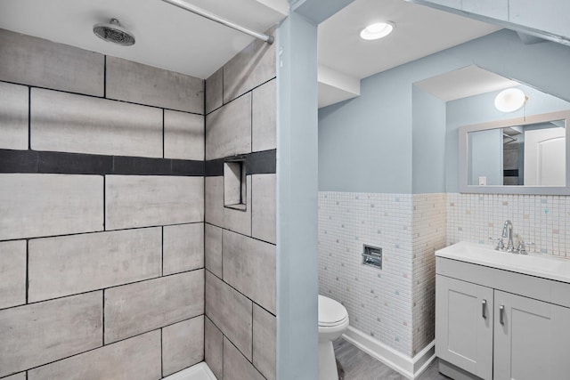1844 N 77th Ct, Elmwood Park, IL 60707 - bathroom with a tile shower, vanity, toilet, and tile walls