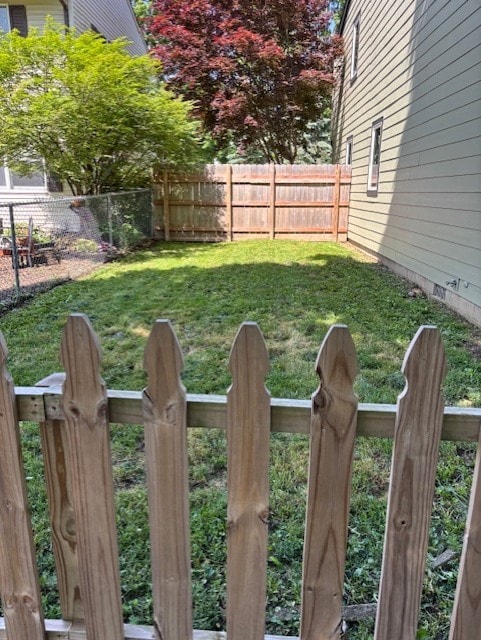 2112 Mayfair Rd, Champaign, IL 61821 - view of yard