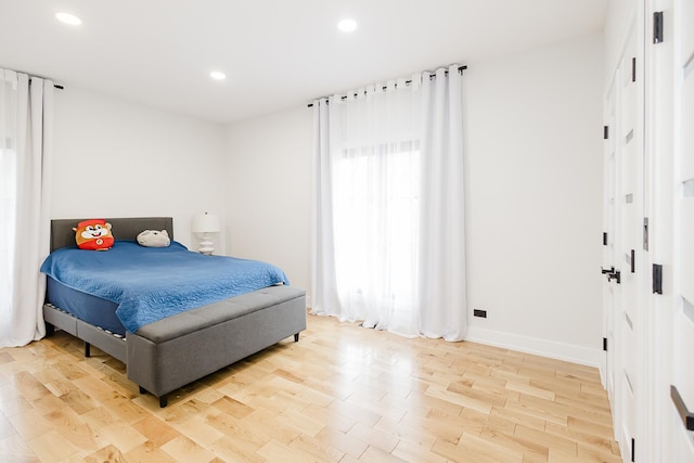 1620 Devonshire Ln, Lake Forest, IL 60045 - bedroom with light wood-type flooring, recessed lighting, and baseboards