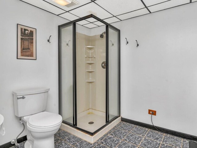 910 N Dovington Dr, Hoffman Estates, IL 60169 - full bathroom featuring a shower stall, toilet, baseboards, and a drop ceiling
